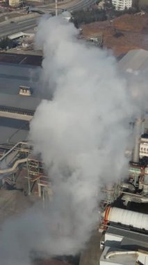 Kastamanu 'daki düz bir kağıt fabrikasının hava aracı görüntüsü, çatılar ve endüstriyel binaların duvarları, hindi kağıdı fabrikası havadan duman yayıyor.
