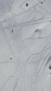 Kayak merkezinin insansız hava aracı ile çekilmiş görüntüsü, kar üzerinde kayak tatilcilerinin bıraktığı izler, insanlar karda zaman geçirmek için kayak yamacını tercih ediyor.