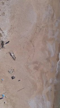 Çevreyi temizleyen insanların insansız hava aracı görüntüsü, plajı temizlemeye çalışan gönüllülerin hava görüntüsü, kirliliğe karşı mücadele eden sorumlu insanlar.