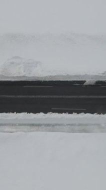Kar temizleyen kar küreme aracı, yolu temizleyen drone tipi kar küreme aracı ve temiz yolda ilerleyen bir araç, Kars Turkey 