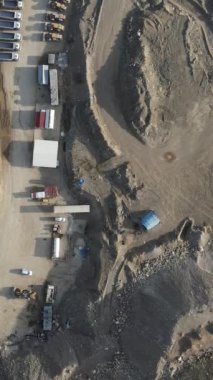 Madencilik alanındaki hava görüntüsü, ağır inşaat araçları ve toprak çalışma alanı