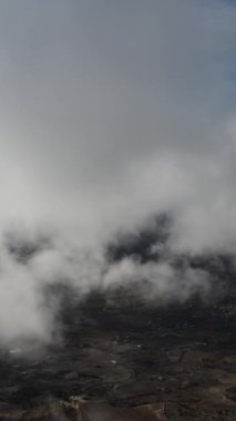 Öğleden sonra sisli köy ve orman manzarası, tarım arazileri temiz görünüyor.