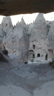 Kaya oluşumlarının insansız hava aracı görüşü, Kapadokya 'nın Türkiye' nin en popüler bölgelerinden biri, doğal taşlardan oluşan doğal turizm merkezi.