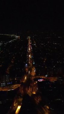 İnsansız hava araçlarıyla aydınlatılmış boş yollar ve harika şehir manzarası.