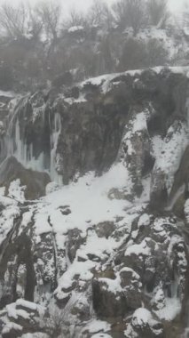 Soğuk bir kış gününde doğal Girvelik Şelalesi 'nin hava görüntüsü, Girvelik Şelalesi' nin insansız hava aracı görüntüsü, Erzincan Türkiye 