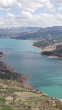 Yüksek dağlarla çevrili arazinin ortasındaki barajın insansız hava aracı görüntüsü, hindideki yapay sulama barajının görüntüsü.