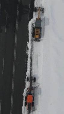 Kar makinelerinin hava manzarası, araçların kullanılması ve taşınması için karla kaplı yolu temizleyen İHA tipi kar makineleri, Kars Turkey 