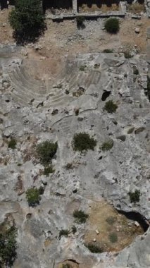 Eski harabelerin insansız hava aracı görüntüleri, taş duvarlar ve sütunlardan oluşan antik kalıntılar.