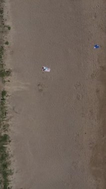 Karavan parkının yakınındaki sahil şeridinde yaz tatilcileri için deniz kenarındaki taşınabilir evlerini hava manzaralı olarak parkettiler.