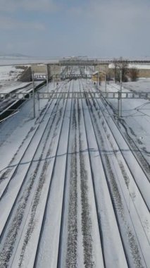 Demiryolu ve istasyon manzarası geniş ovanın ortasını gösteriyor. Karların yolu kapattığı yüksek hızlı tren yolu. 