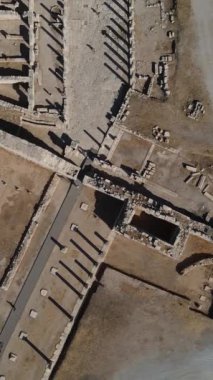 Tarihi şehrin eski kalıntılarının insansız hava aracı görüntüsü, eski taşlar ve sütunlar tarafından oluşturulan mimari yapı