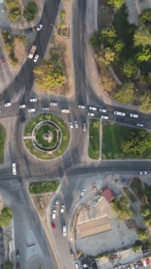 Hava yolu kavşağı, karayolu trafiği, kavşaklardaki trafik akışı, erişim yollarının hava görüntüsü