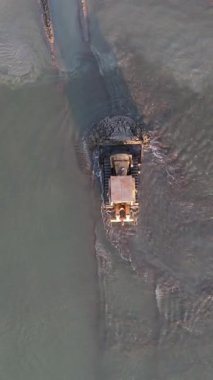 Plajı temizleyen buldozer, sahili temizleyen buldozer kumları sahile taşıyan buldozer.