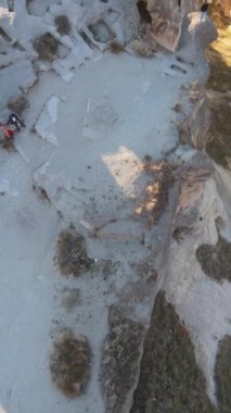 Türkiye 'nin Cappadocia kentindeki doğal oluşum kulesi kayalarının hava aracı görüntüsü. Nevsehir Goreme şehrinde kayaların oyulduğu ve şekillendirildiği gizemli turistik yer.