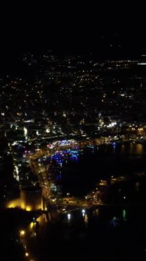 Şehir ve liman ışıkları, şehrin ve limanın gece görüşü, liman şehrinin gece drone görüntüsü.