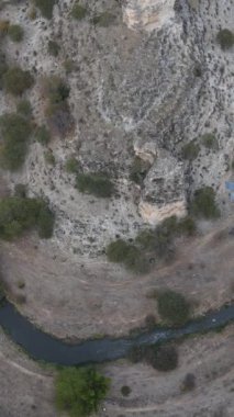 Nehir akıntısının insansız hava aracı saldırısı, nehrin sakin akışı, Ulubey Kanyon Doğa Parkı, Türkiye Usak