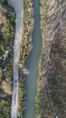 Göksu deltasının hava aracı görüntüsü, deltaya demirlemiş tekneler ve bataklık, sazlıklar ve bataklık manzarası, Silifke 'deki Türkiye' nin önemli tarım arazisi deltası