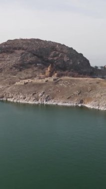 Göl minibüsündeki adanın insansız hava aracı görüntüsü, akdamar adasının manzarası, hindinin coğrafi güzellikleri, gölün ortasındaki ada.