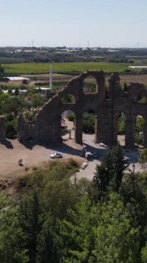 Yeşillikte su kemeri, Aspendos Antalya Türkiye 'de kısmen tahrip edilmiş büyük bir su kemerinin hava aracı görüntüsü.