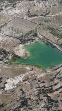 Havacılık bahçesi sulama havuzu, arazi sulama havuzunun İHA görüntüsü geniş arazi arsaları arasında, bahçe sulama göleti birikmiş su
