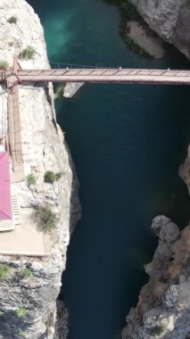 Yerkopru milli parkının taşları üzerine kurulmuş yerleşim manzarası, ünlü parkın havadan vadi drone manzarası, uçurumdan geçen dere yatağı, Mersin 'in doğal güzellikleri.