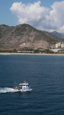 Balıkçı teknesi, kıyıya yakın seyahat eden balıkçı teknesi, kıyıya yakın hareket eden balıkçı teknesi avdan dönen
