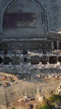 Antik tiyatronun insansız hava aracı görüntüsü, tarihi tiyatro eski taşlar ve sütunlarla inşa edilmiş.