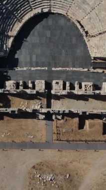 Tarihi tiyatronun restorasyonu, kültürel harabelerin insansız hava aracı görüntüsü, hindinin amfi tiyatro görüntüsü.