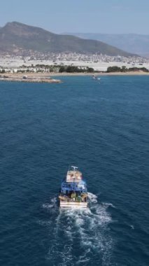 Avdan dönen balıkçı teknesi, avdan dönen ve limana yaklaşan balıkçı teknesinin hava aracı görüntüsü.