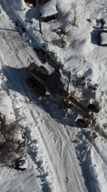 Motorlu jartiyer manzarası karla kaplı yolları açıyor, iş araçları kışın yerleşim yerlerini açıyor, kar araçları çalışıyor