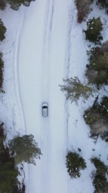 Kışın güvenli hava aracı manzarası, ormandaki karla kaplı yolculuk, karla kaplı araba, kışın dağ yolundaki manzaralar, virajlarda ve kavşaklarda güvenli kış ulaşımı.