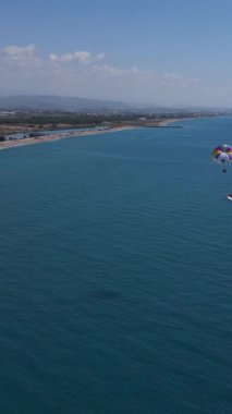 Ekstrem sporlar denizi, denizde sürat teknesiyle ekstrem sporlar yapan insanlar harika vakit geçiriyorlar, deniz paraşütü yapan tekne.