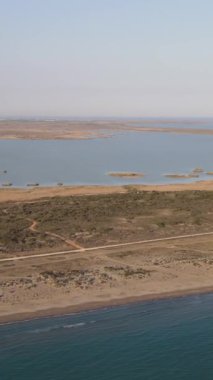 Delta sahili manzarası, sazlıklar ve adacıklarla çevrili alüvyon toprağı, Göksu deltasının muhteşem manzarası, bataklık ve çayır manzarası sahil ile birleşmiş.