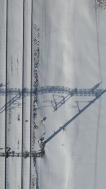 Demiryolu ve istasyon manzarası geniş ovanın ortasını gösteriyor. Karların yolu kapattığı yüksek hızlı tren yolu. 