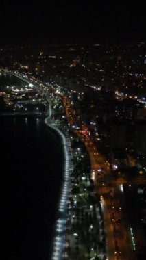 yat limanının gece görüşü, gece yarısı İHA 'lı liman manzarası, liman ışıklarının koyu renkli görüntüleri. 