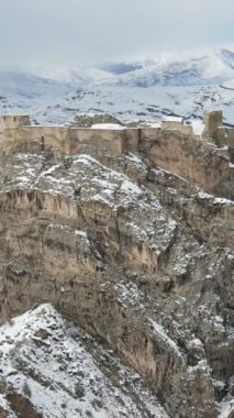 Türk gözetleme kulesi tüm dağların en yüksek noktasına inşa edildi, Gumushane 'de ulaşılamaz yükseklikte taştan yapılmış muhteşem kale insansız hava aracı tarafından fırlatıldı.