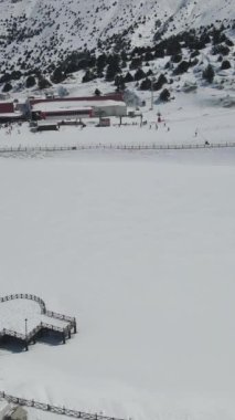 Kayak yapan insanların hava görüntüsü, insansız hava aracı yüksek dağlar arasındaki kayak merkezinde kayak yapan insanları Erzincan Dağı Türkiye 'de vurdu 