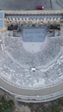 Antik tiyatroda dans, İHA ile yükselen antik tiyatroda dans eden sanatçıların resmi, belli bir sırada hareket eden sanatçılar, Antalya Turkey.