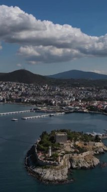 Kusadasi ilçesinin genel bakış açısı kent önünde İHA ile ele geçirildi, Kusadasi 'nin deniz manzarası çok turistik bir kent, Kusadasi, Aydın' da Türkiye 'den