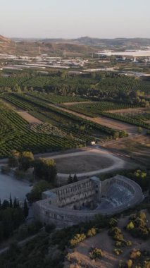 Yeşiller içindeki antik tiyatro, yeşil alandaki muhteşem antik tiyatro manzarası, Aspendos, Antalya, Türkiye