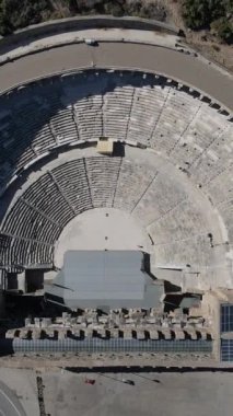 Antik tiyatronun heybetli görüntüsü, insansız hava aracıyla yükselen antik bir tiyatronun görüntüsü, günümüze kadar ayakta kalmış harika bir tiyatro, Aspendos Antalya Turkey