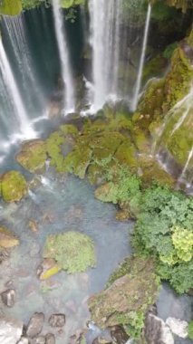 Yeşil çalıların altından akan sudan oluşan şelale görüntüsü, Türkiye 'deki doğanın muhteşem güzelliği, Yerkopru şelalesi, İHA' nın uçurumdan attığı suyun altından akan göl manzarası