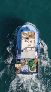 Havadan balıkçı teknesi, açık denizde hareket eden balıkçı teknesinin havadan görüntüsü, balıkçı teknesinin drone görüntüsü.