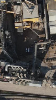 Türkiye 'de kurulan kağıt üretim tesisinin hava aracı görüntüsü, kağıt fabrikasının yapısal çatısı ve inşaat manzarası, Kastamonu' da havadan kurulan üretim alanı