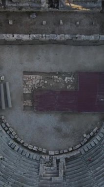 Antik tiyatronun insansız hava aracı görüntüsü, tarihi tiyatro eski taşlar ve sütunlarla inşa edilmiş.