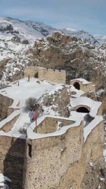 Gumushane 'deki ünlü keçi şatosu, dağın en yüksek noktasına inşa edilmiş, zirvede taş gözetleme kulesi, Türkiye' deki ulaşılamayan şatonun insansız hava aracı görüntüsü.