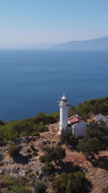 Zirvenin sonunda geceleri denizlere rehberlik eden ve onları uyaran deniz fenerinin manzarası, insansız hava aracı Gelidonya ve Antalya ile deniz fenerinin üzerinden geçiyor..