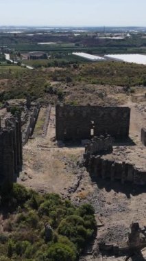 Yeşilliğin tarihi kenti, yeşilliklerle çevrili tarihi bir şehrin havadan görünüşü, yukarıdaki harabeler, Antalya Türkiye