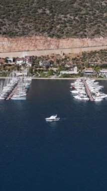 Yat limanının yatay görüntüsü, Akdeniz 'de demirli yatlar.
