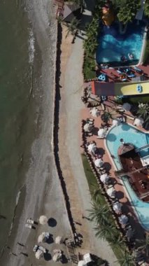 Sahilde Aquapark, kumsalda güneşlenen insanlar tatillerinin tadını çıkarıyorlar, Antalya, Türkiye